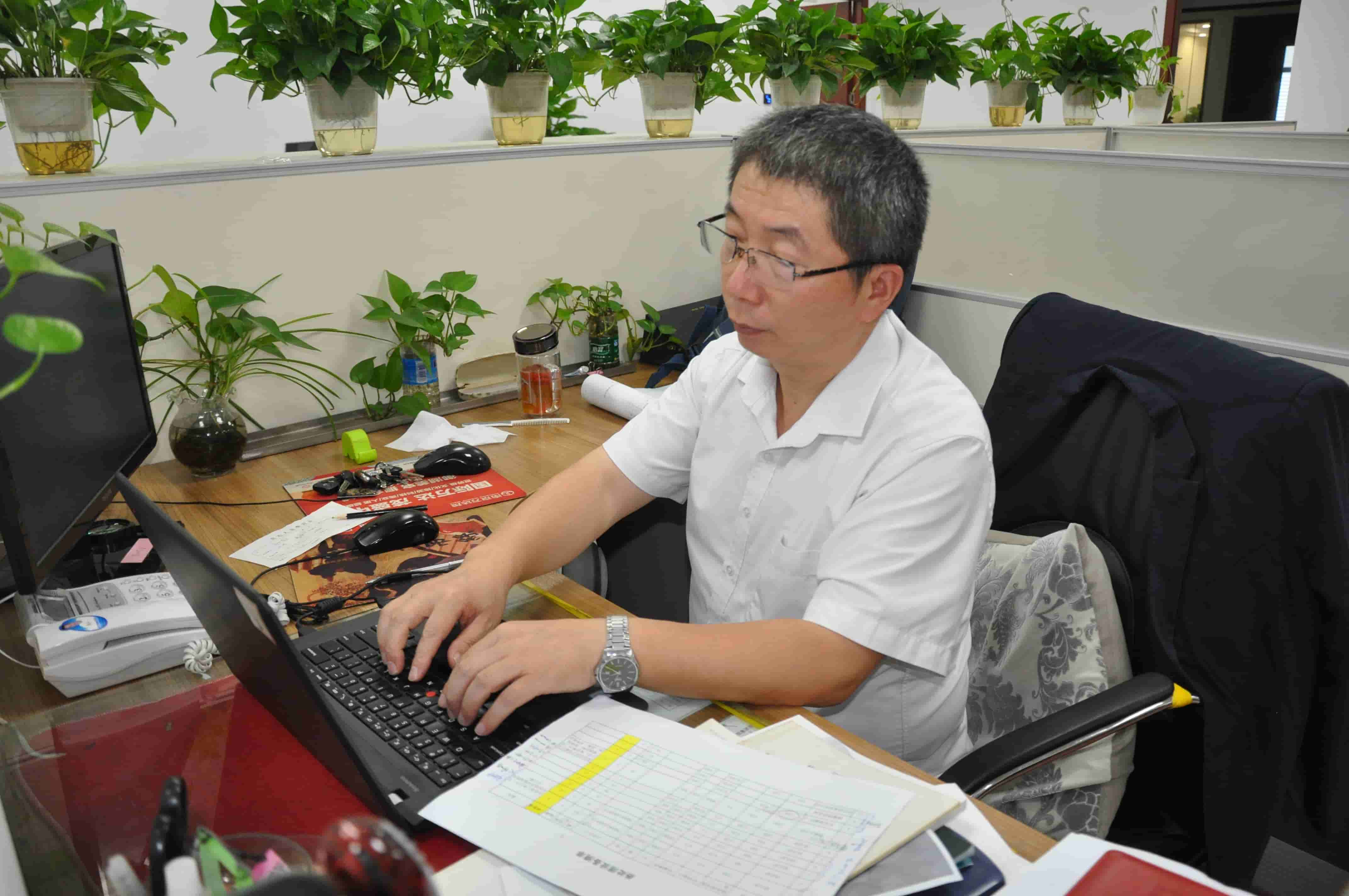 喜訊！長(zhǎng)爐集團(tuán)杜恒標(biāo)榮獲“全國(guó)勞動(dòng)模范”稱(chēng)號(hào)